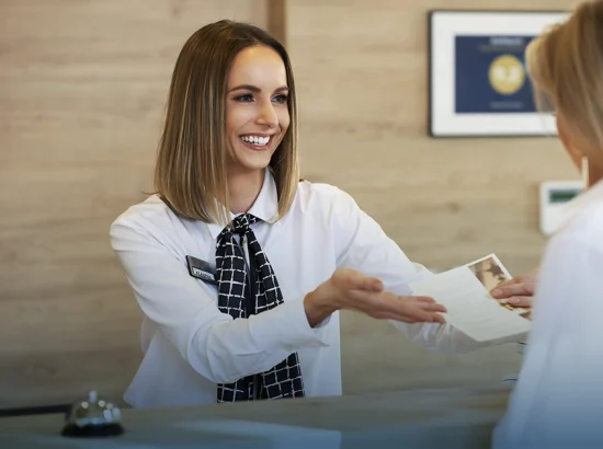 Recepcionista y Atención al Huésped
